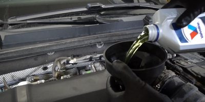 CHOOSING THE RIGHT ENGINE OIL: KEY CONSIDERATIONS
